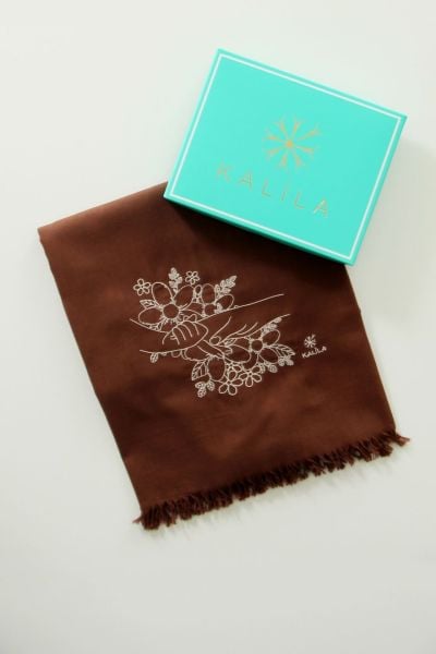 Düş Peşine Anne Annemin Elleri %100 Pamuk Şal Kahverengi (NAKIŞLI)